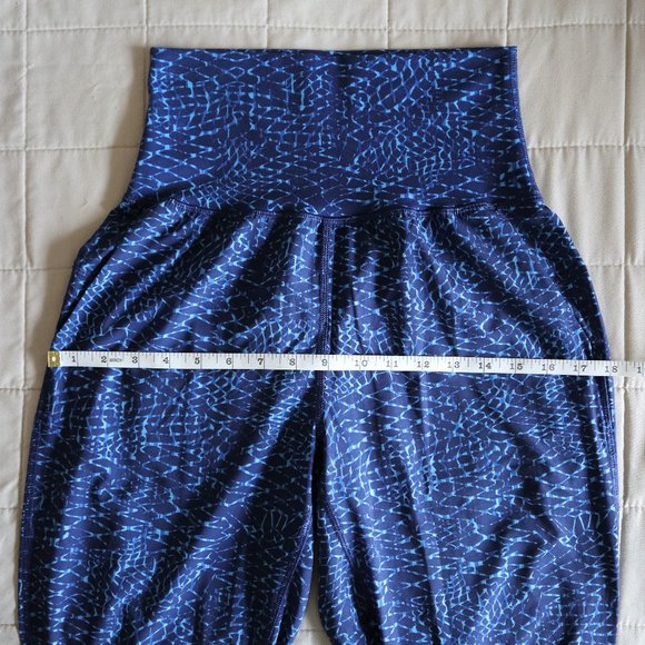 Blue Pattern Lululemon Lightweight High Rise Pants - Picture 4 of 7